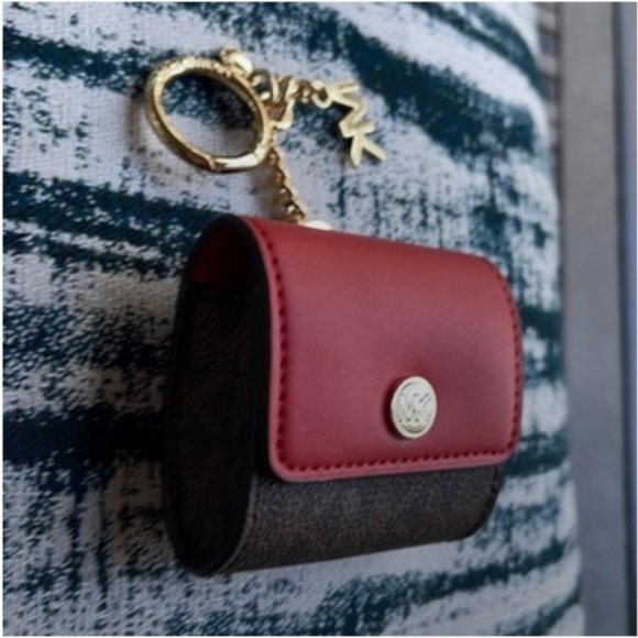 Michael Kors Jet Set Travel AirPod Case - Picture 4 of 16